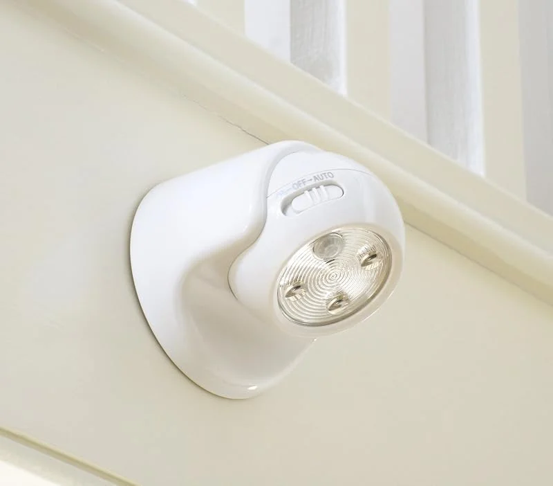 Auraglow Säkerhetslampa med Rörelsesensor, Trådlös Batteridriven PIR, Vit — Smarta hem